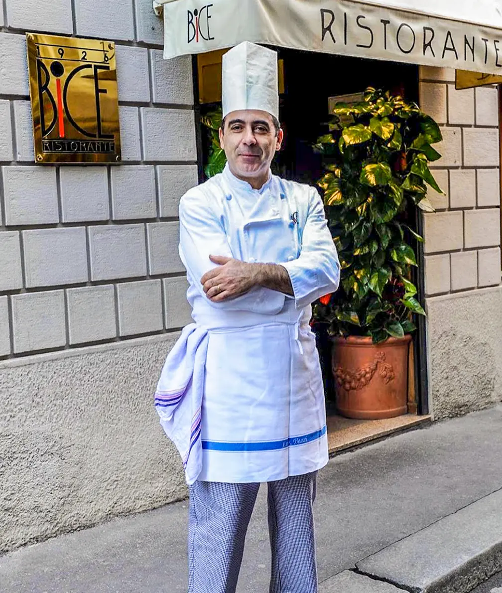 Lo chef Vincenzo Mazzone davanti all’ingresso del ristorante
