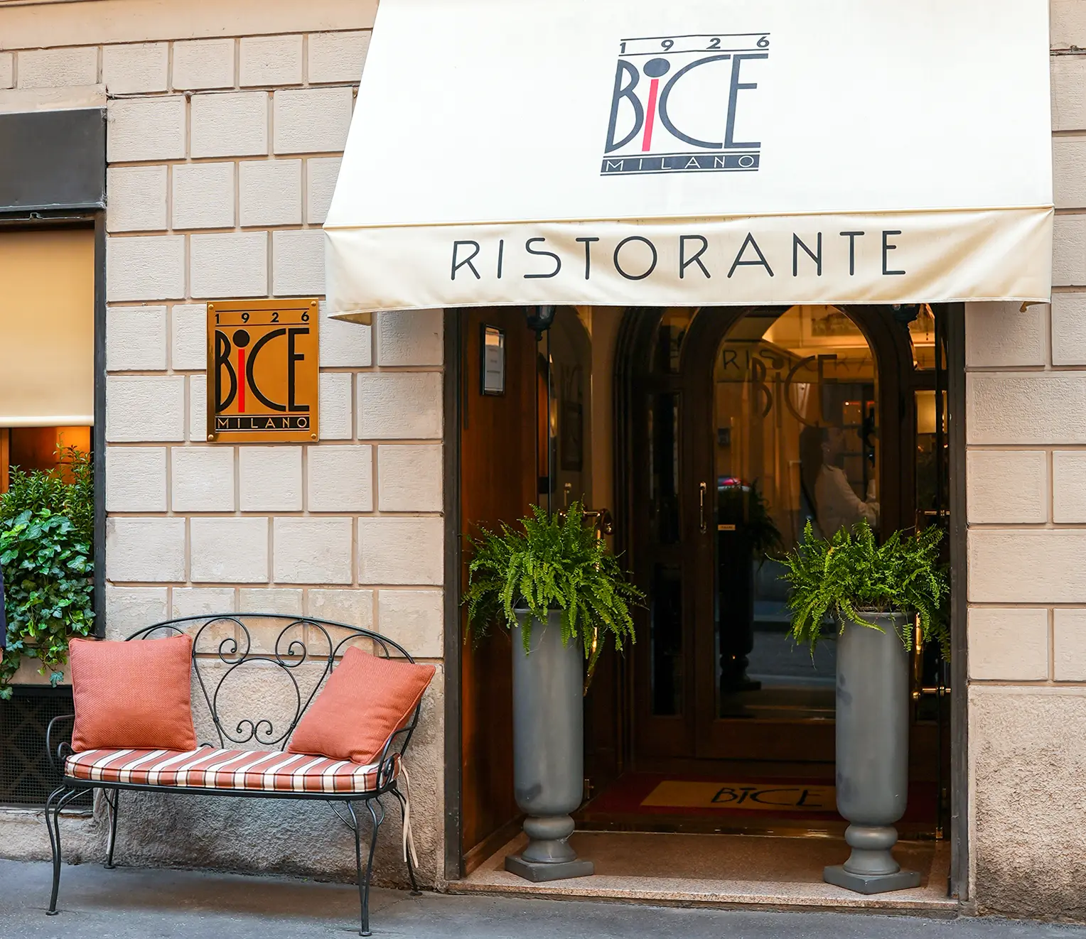 L’ingresso di Bice in via Borgospesso: la tenda «Ristorante» col marchio, la targa d’ottone, la panchina e le felci