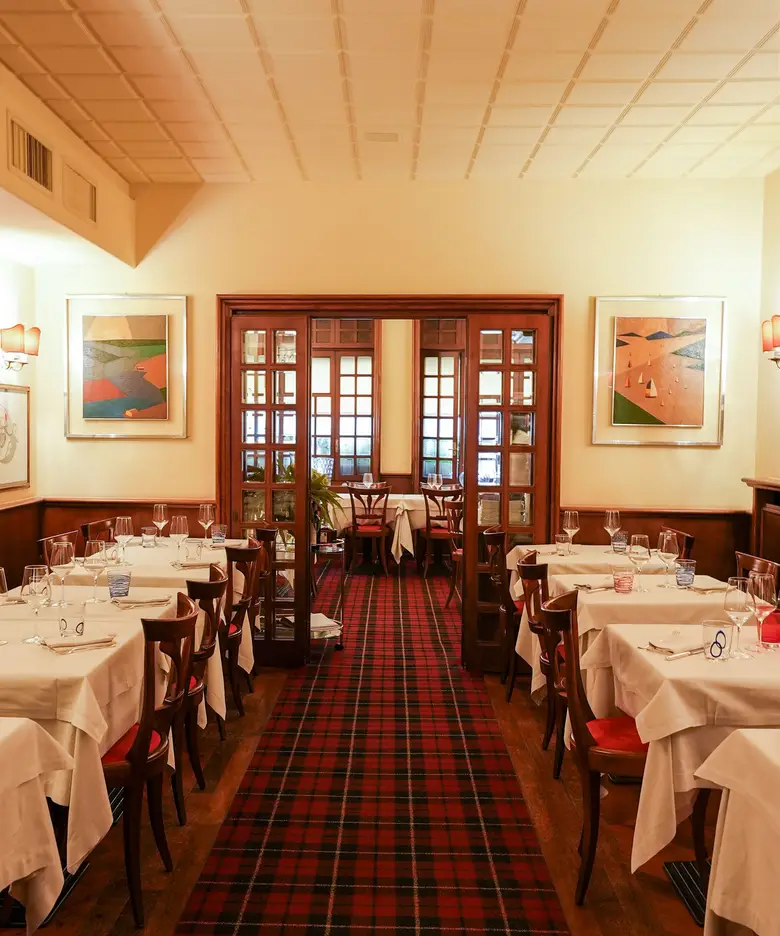 La sala di Bice in via Borgospesso: i tavoli apparecchiati di bianco sul tartan rosso