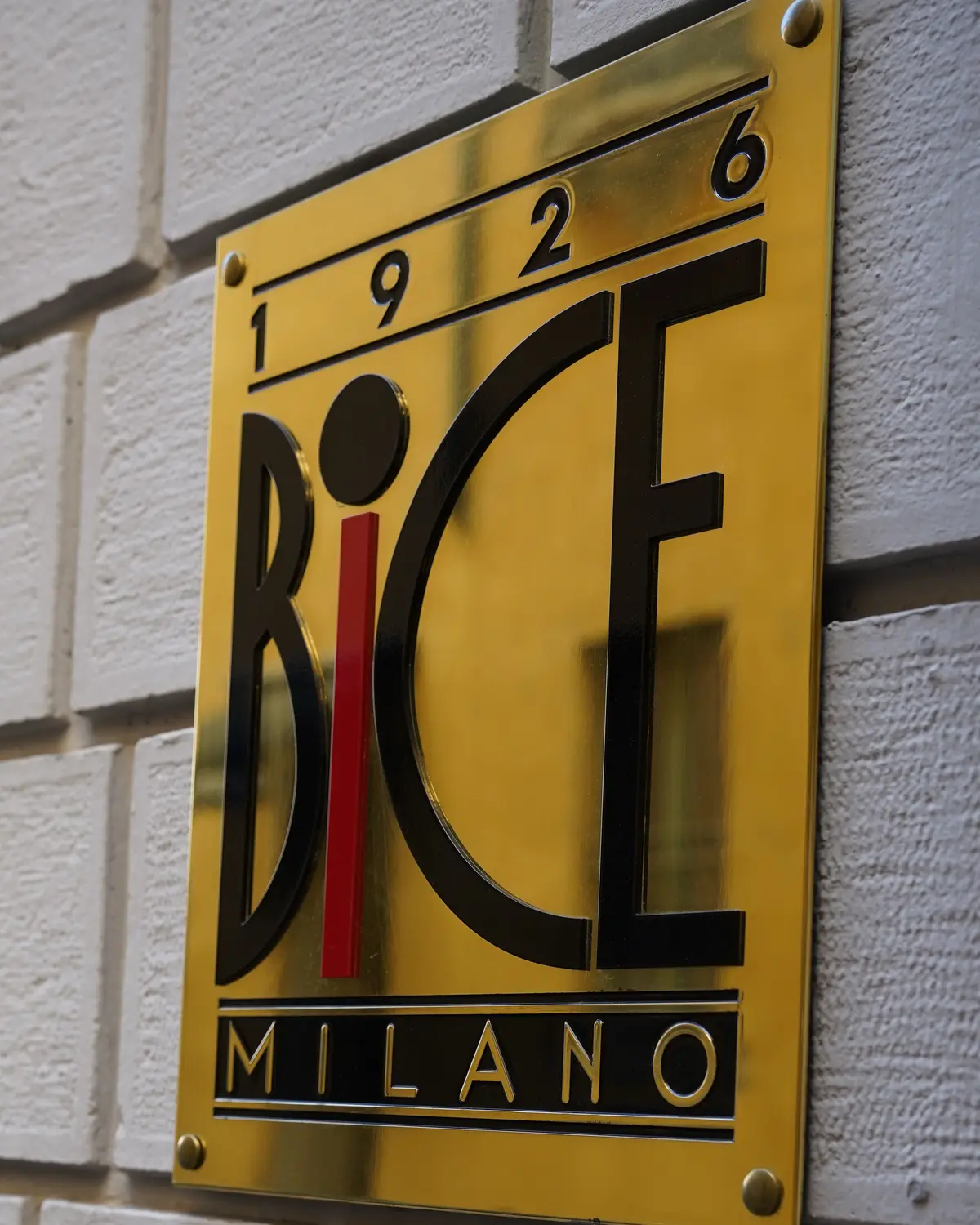 La targa d’ottone all’ingresso col marchio di Bice, 1926, Milano